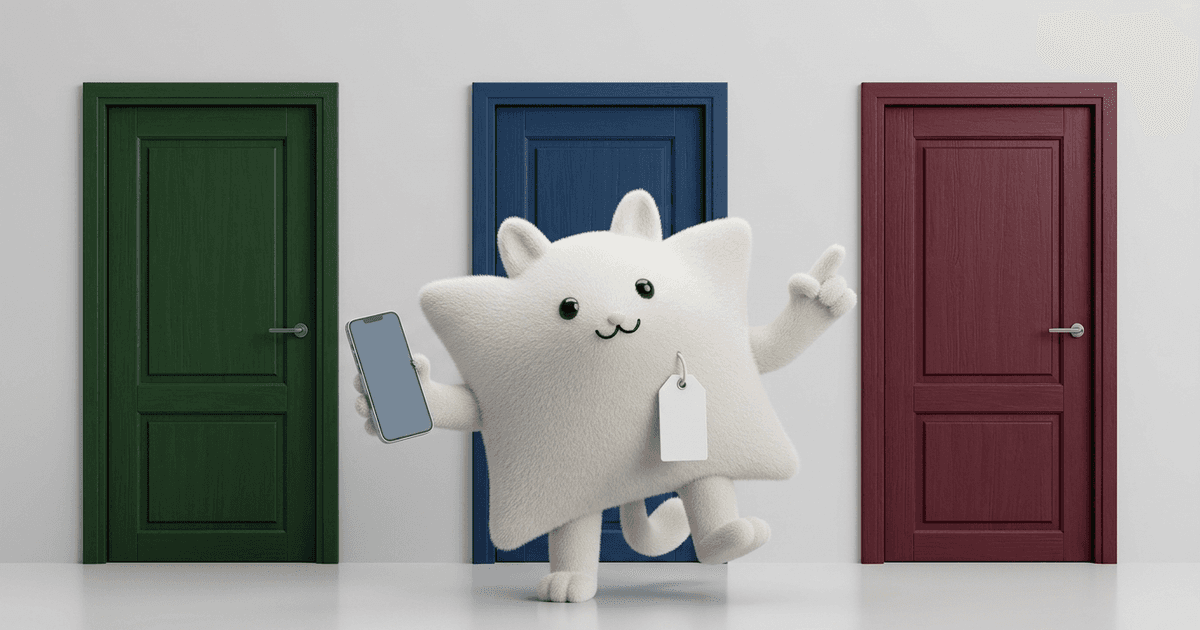 Mascotte Kayba devant trois portes numérotées, un badge de magasin dans une main et un smartphone dans l'autre