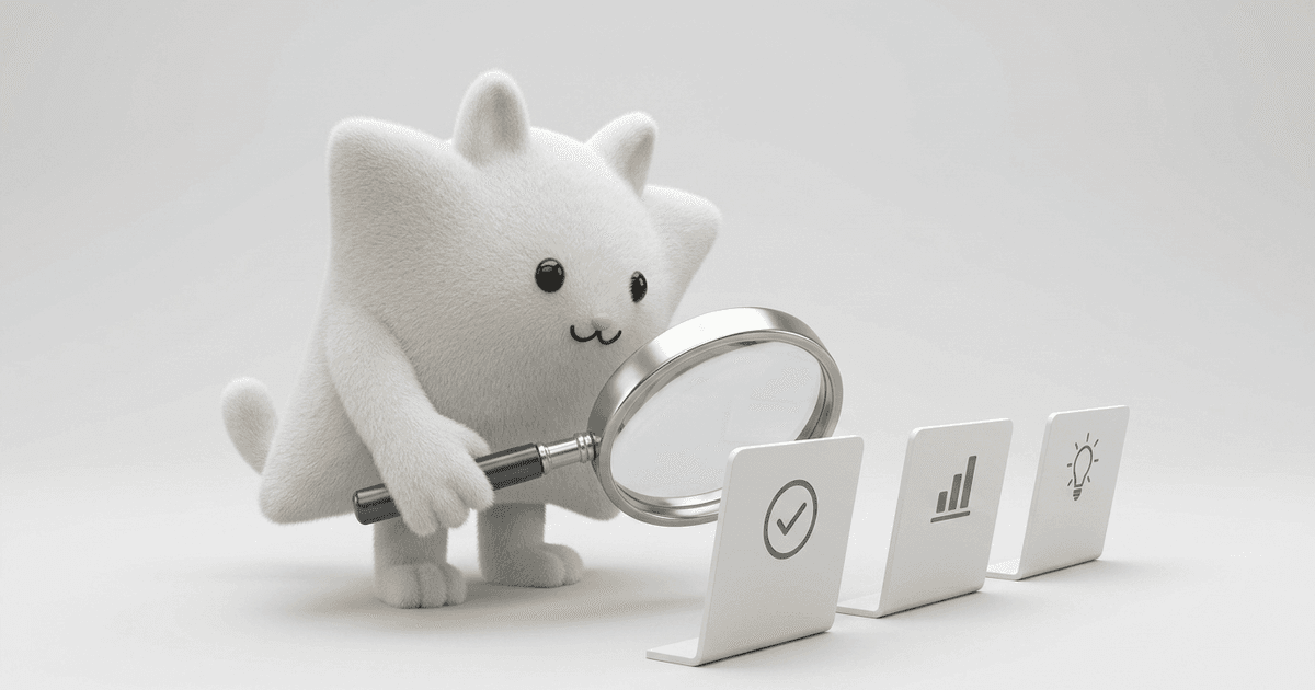 La mascotte Kayba, loupe à la main, devant trois panneaux représentant trois types d'outils UGC